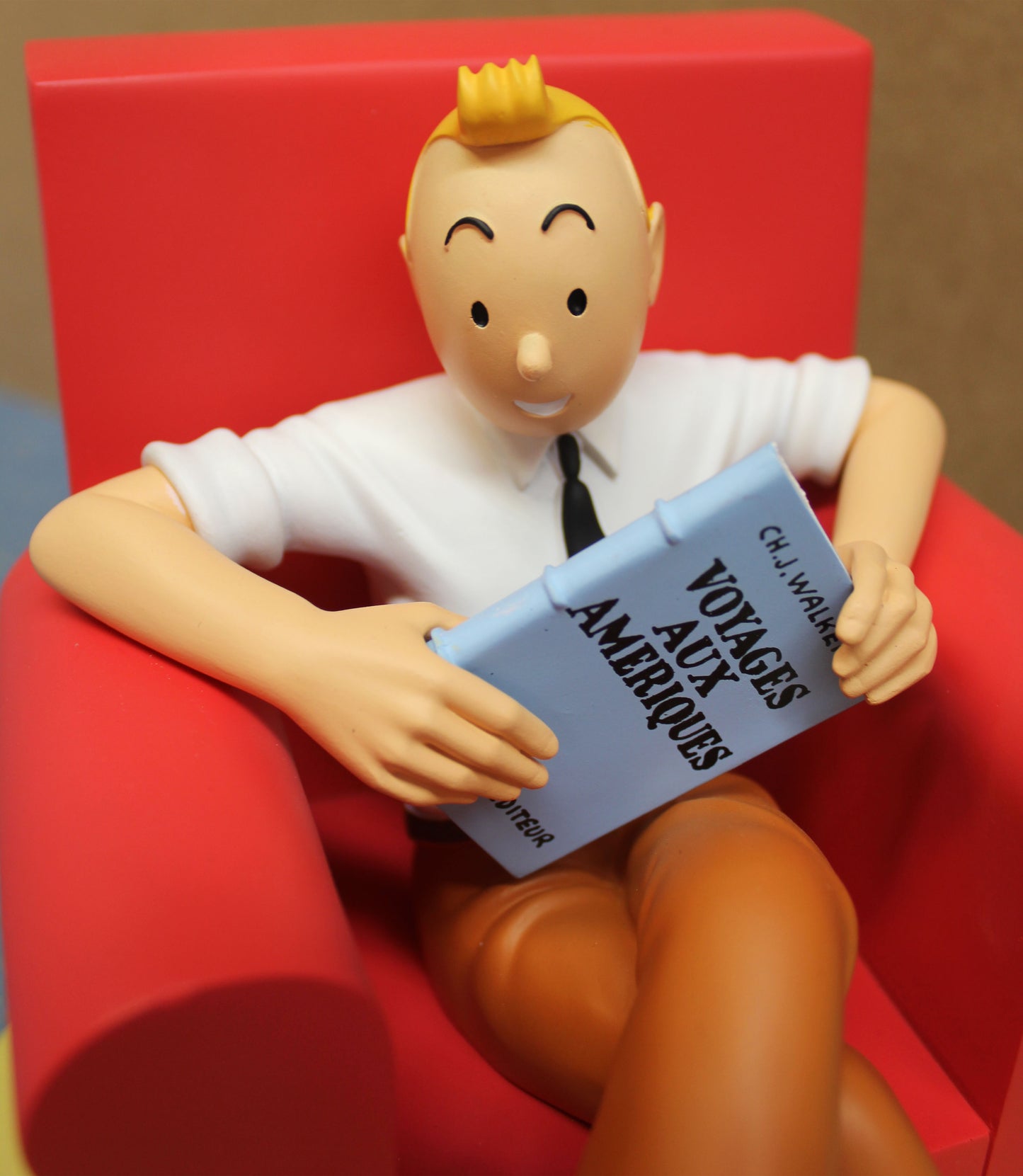 Tim und Struppi Statue Tim im Sessel