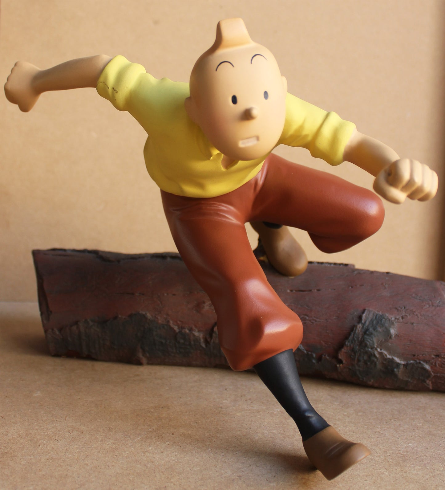 Tim springt über den Baumstamm