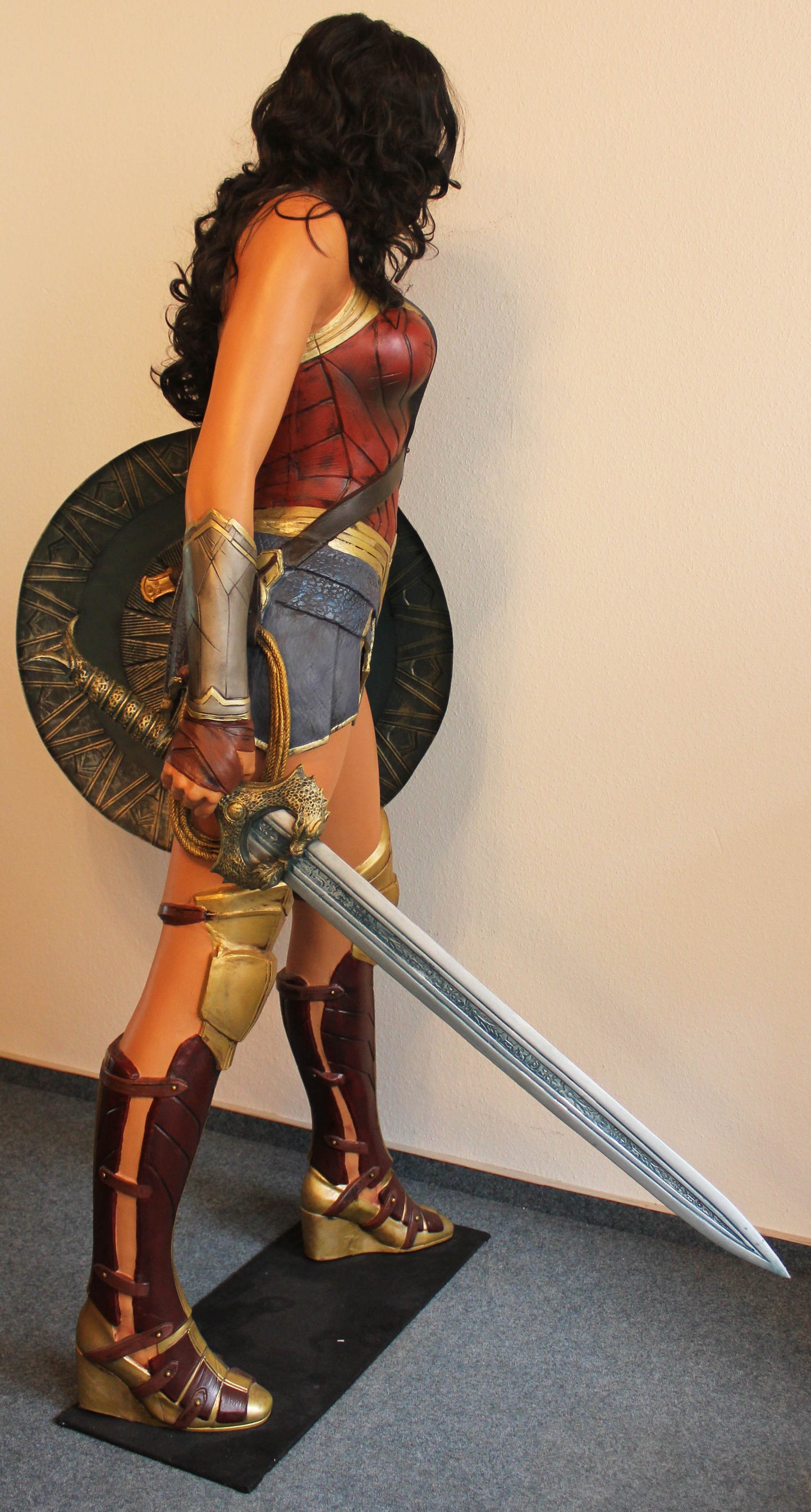 Wonder Woman Life-Size Statue