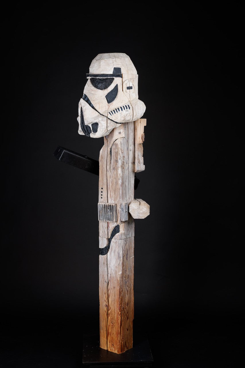 Holzskulptur "Kantiger Trooper" von Hardy Kaiser