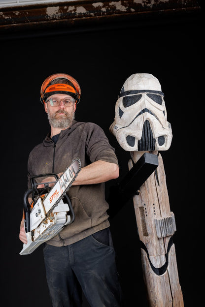 Holzskulptur "Kantiger Trooper" von Hardy Kaiser