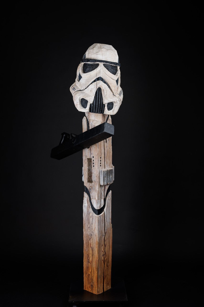Holzskulptur "Kantiger Trooper" von Hardy Kaiser