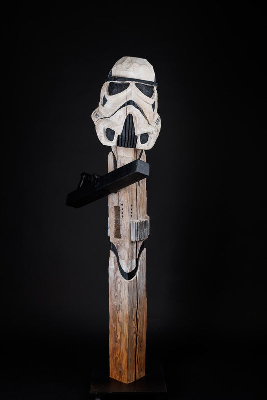 Holzskulptur "Kantiger Trooper" von Hardy Kaiser