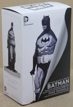 Lade das Bild in den Galerie-Viewer, Batman Statue Black and White by Mike Mignola
