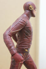 Lade das Bild in den Galerie-Viewer, DC TV Statue Flash Variant
