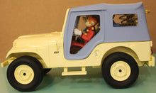 Lade das Bild in den Galerie-Viewer, Spirou &amp; Fantasio Statue Jeep CJ5 1960
