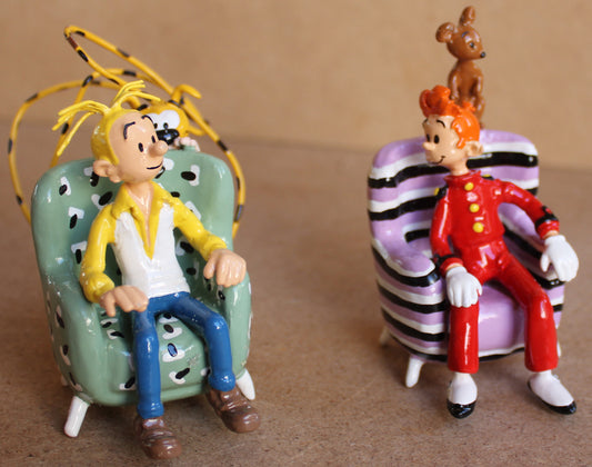 Spirou et Fantasio assis dans leur fauteuil avec Marsu et Spip