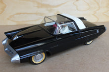 Lade das Bild in den Galerie-Viewer, Ray Banana im Ford Lincoln X100
