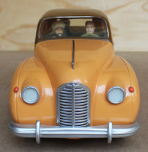 Lade das Bild in den Galerie-Viewer, Blake und Mortimer im Traction Austin A70
