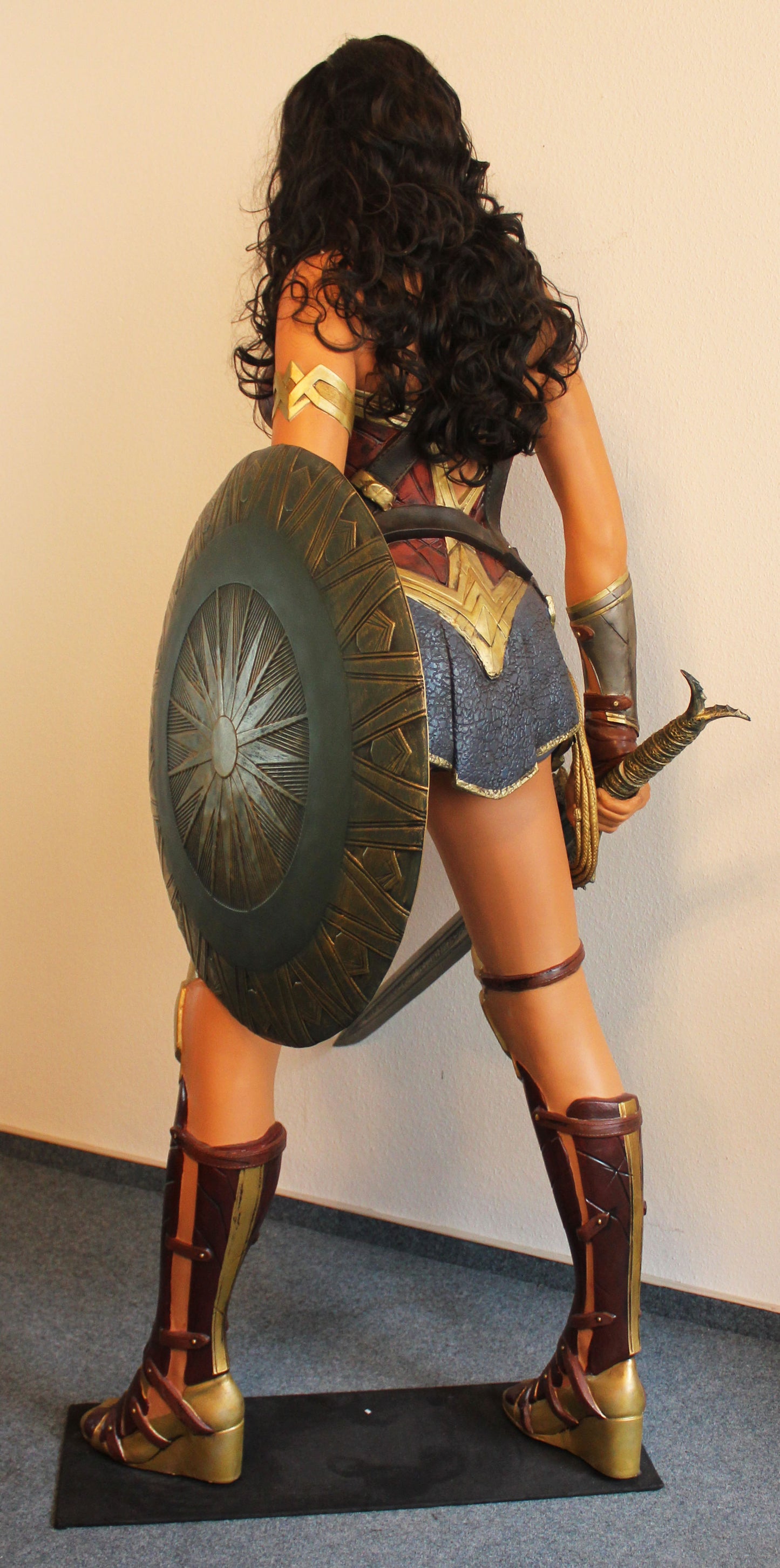 Wonder Woman Life-Size Statue