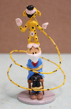 Lade das Bild in den Galerie-Viewer, Fantasio ligoté sur la chaise et le Marsupilami
